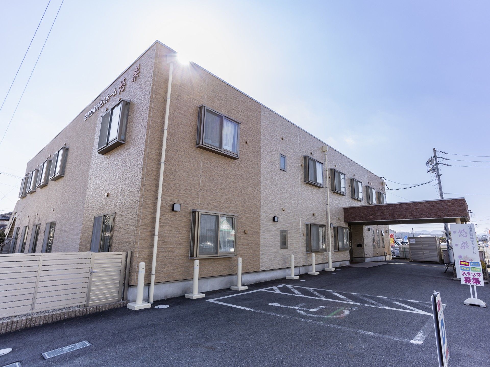 日差しが差し込む建物外観