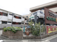 静かな街並みに囲まれた介護施設