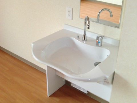居室内には車椅子をご利用の方も使用しやすいタイプの洗面台が設置されている。洗面ボウルも広く楽に利用できる。