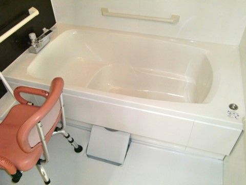 明るく清潔感あふれる個浴室にはゆったりとしたバスタブが設置されている。プライベートな空間でくつろぎのひと時が楽しめる。