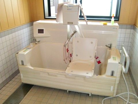 白いタイル張りの浴室は明るく清潔感がある。介護浴槽が設置されていて、自力での入浴が困難な方も、介助により快適に入浴することができる。