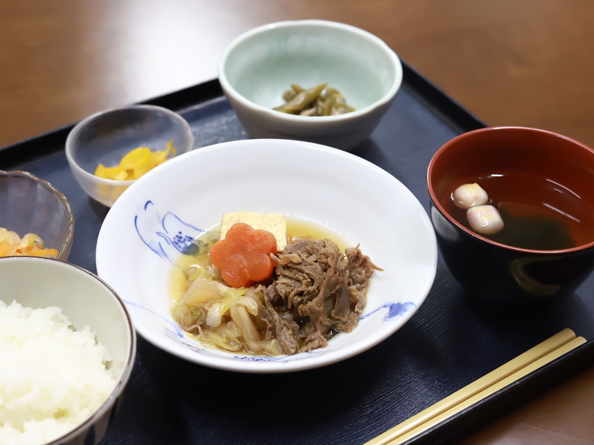 日々入居者様に提供されている食事の一例。写真では白米や肉じゃが、お吸い物を中心とした和食のメニューとなっている。