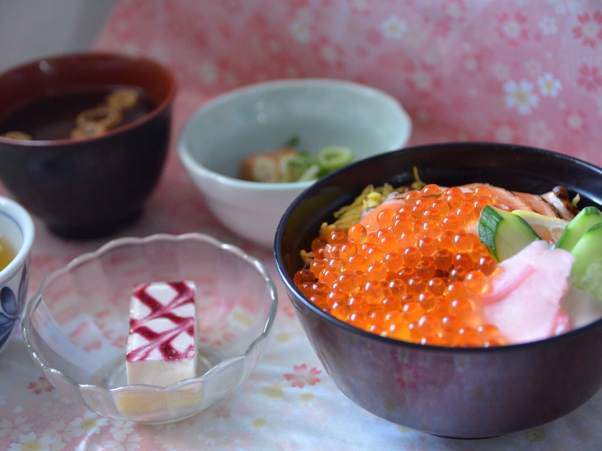 マグロ、エビ、サーモンをのせた海鮮丼と味噌汁と卵豆腐のセットメニュー