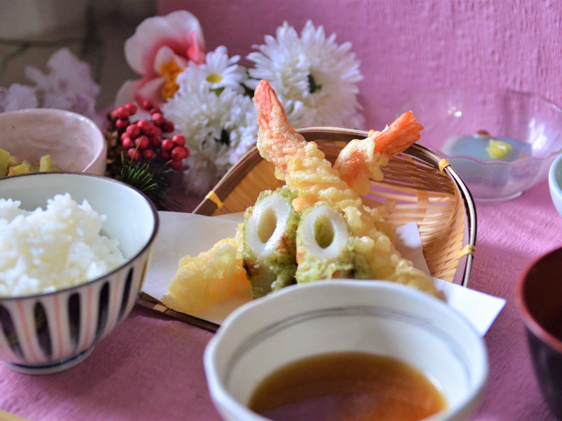 和食の料理が並ぶ食卓
