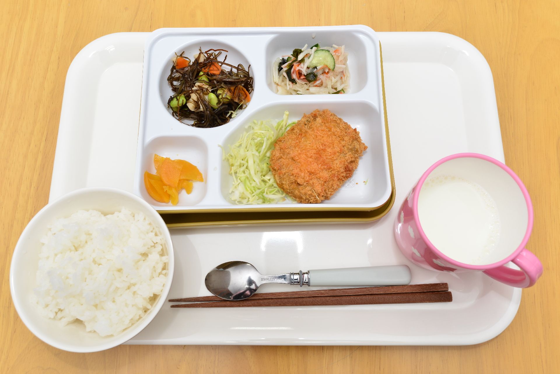 栄養バランスの整ったメニューを毎日作成しております。季節に合わせた美味しいお食事をお召し上がりいただけます。