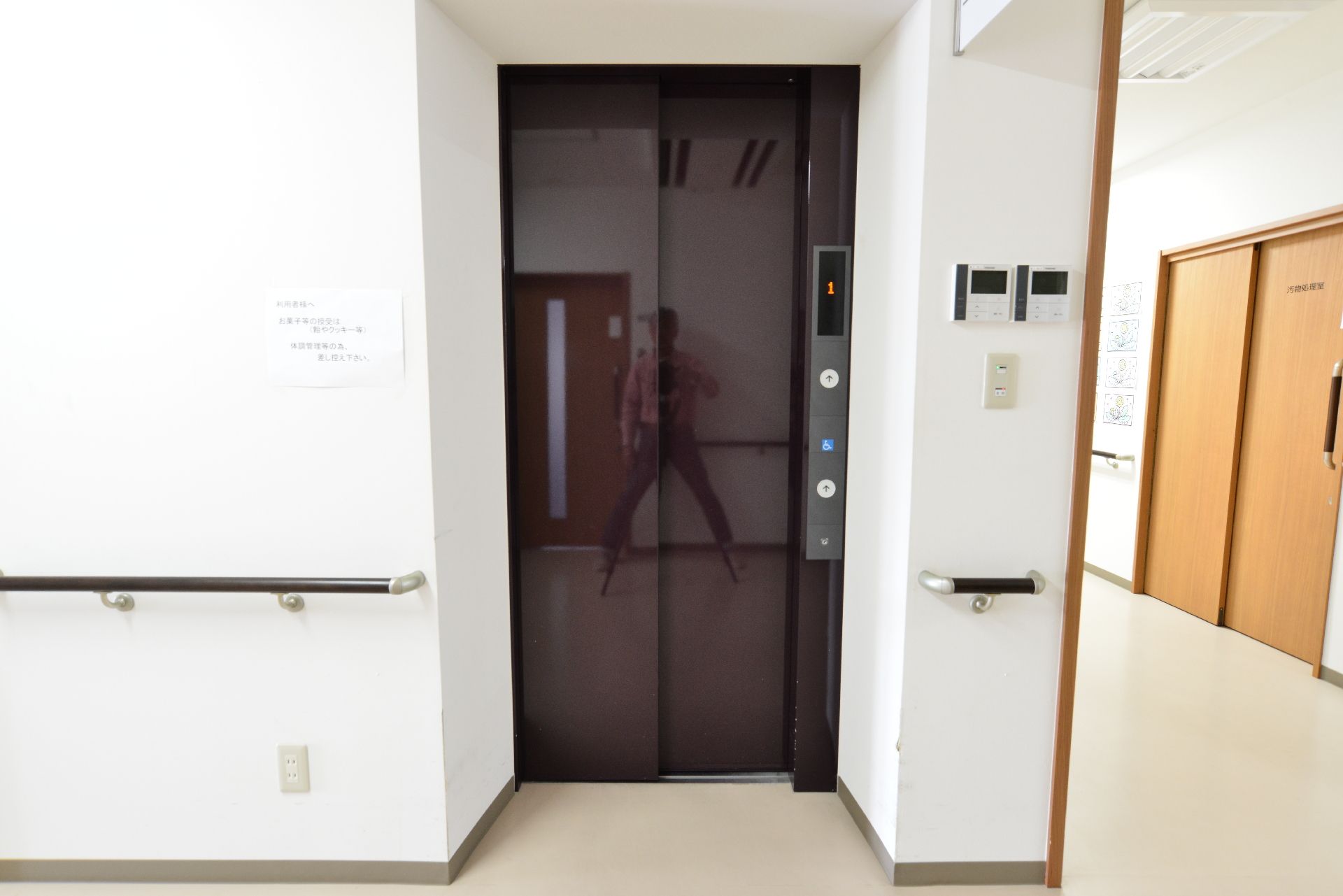 館内利用を楽に行っていただけるようエレベーターを完備している。手すりが付いているので負担少なくご利用いただけます。