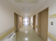 明るく広々とした施設の廊下