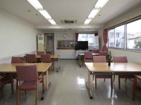 「敬老園ロイヤルヴィラ矢作台」の食堂。お食事しながら、施設の方のお喋りができる。