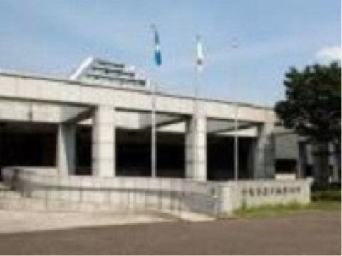 「敬老園ロイヤルヴィラ矢作台」の周辺環境。様々な記念物が飾られている。