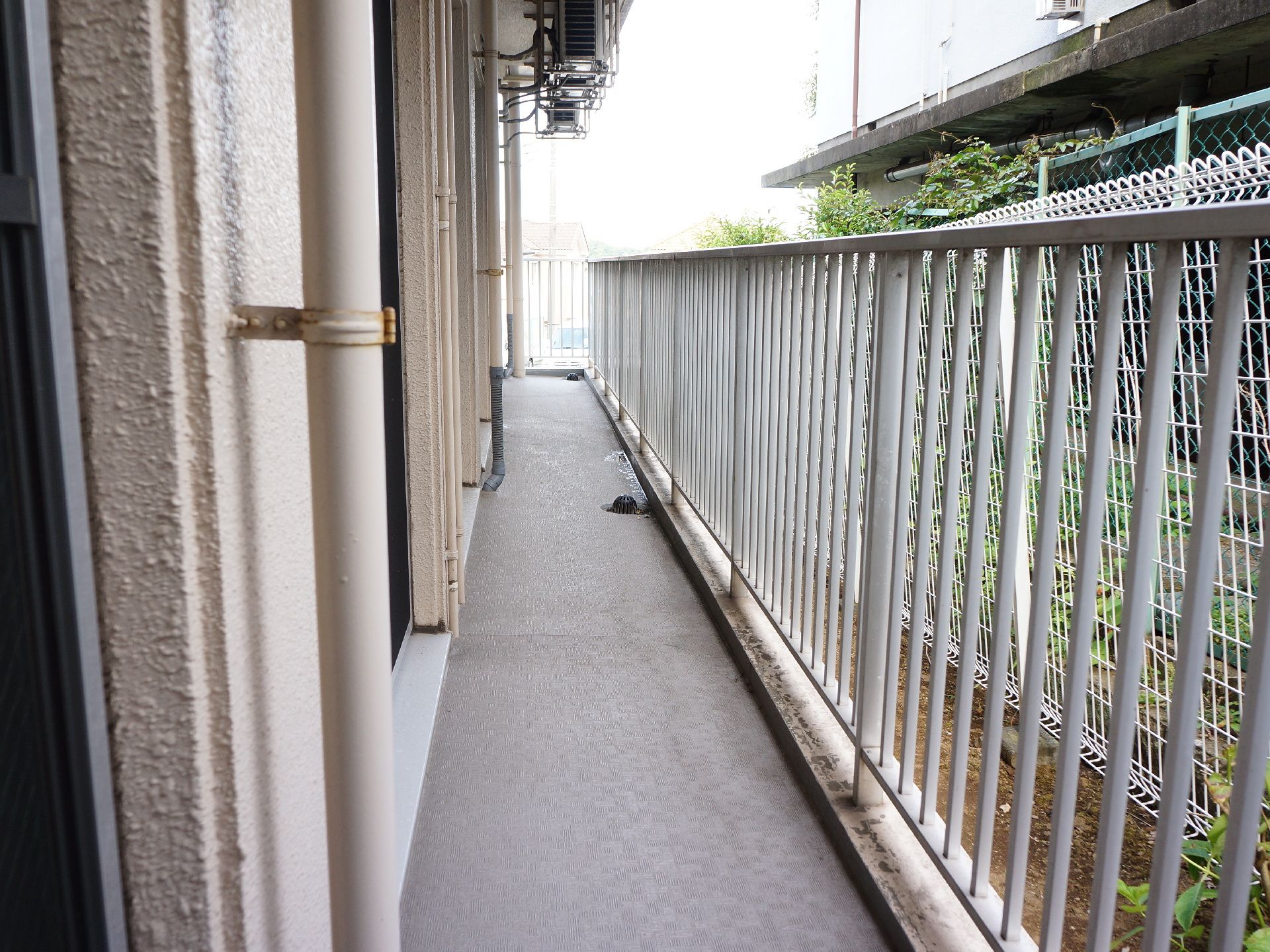 居室の外にあるベランダは全室繋がっており、スタッフの人が行き来できるようになっている。雨を逃がすための排水口も取りつけられています。