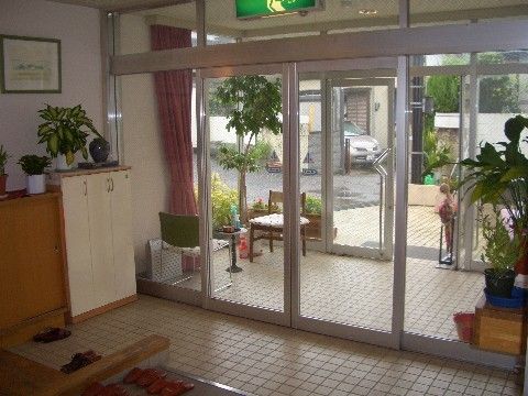 「敬老園ロイヤルヴィラ矢作台」のエントランス。バリアフリーの整ったエントランスになっている。