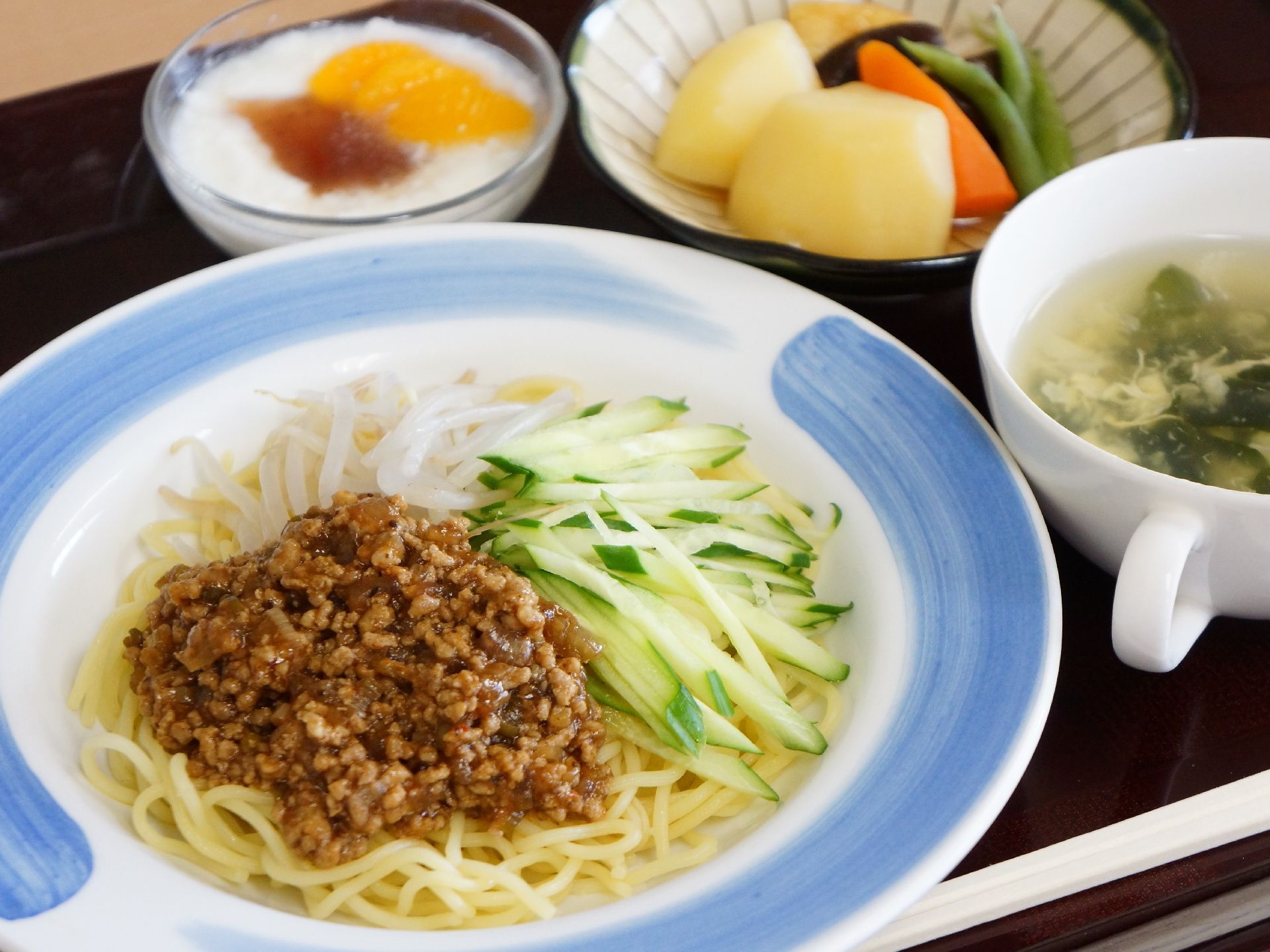 坦々麺、煮物、わかめスープ、デザートにヨーグルトまでついた手作りの昼食