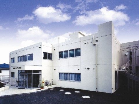 「敬老園ロイヤルヴィラ矢作台」の外観。白一色で塗られた2階建ての外観。
