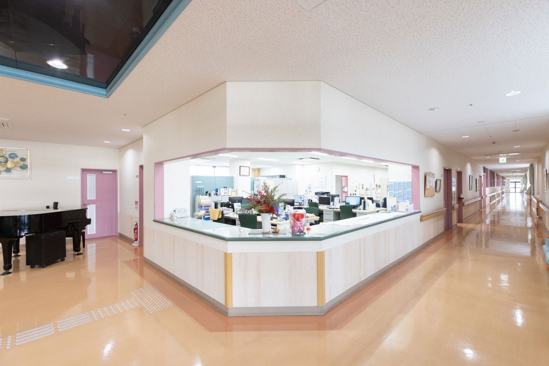 明るい受付と廊下の風景