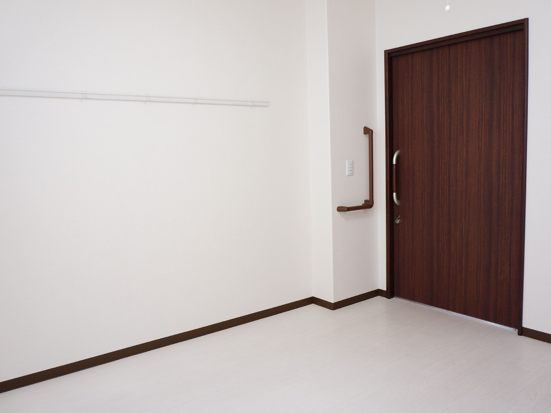 ドアは大きく作ってあり、引き戸なので入居者の方にも使いやすい構造になっている。またスイッチも手すりの近くについているので、操作しやすい。