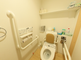 バリアフリーの明るいトイレ設備