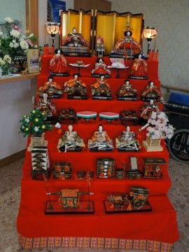 「カミングホーム瑞穂新館」のひな祭り。7段の雛壇を用意している。