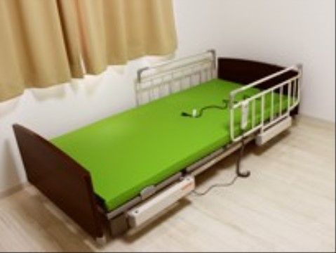 「カミングホーム瑞穂新館」の居室。電動リクライニングベッドを完備している。