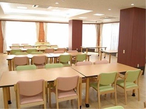 ベストライフ我孫子Ⅱの食堂。たくさんの椅子とテーブルが並ぶ。