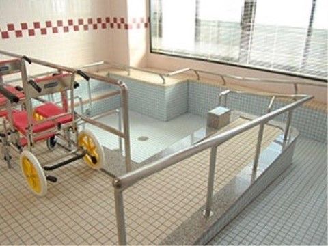 ベストライフ我孫子Ⅱの一般浴室。スロープから浴槽に降りる