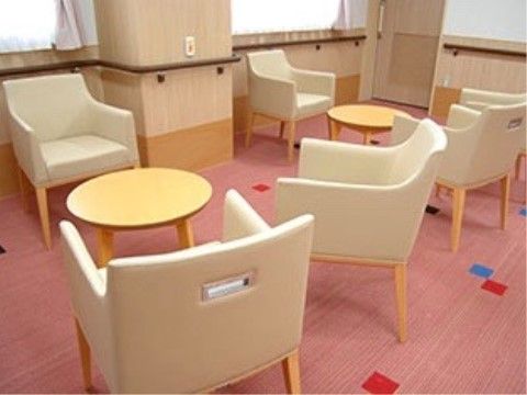ベストライフ我孫子Ⅱの談話コーナー兼機能訓練室。ピンク色の絨毯が可愛らしいコーナー。