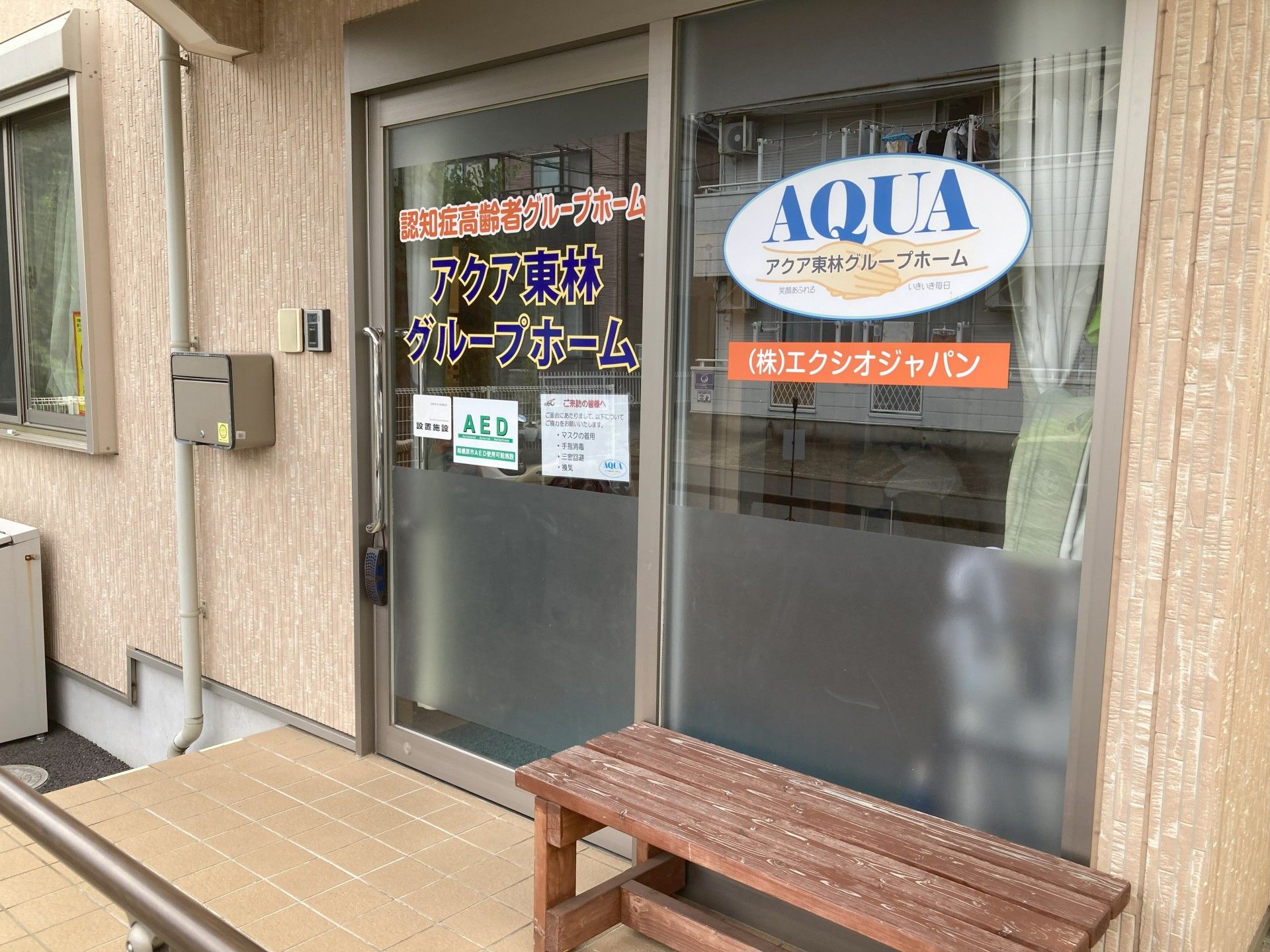 入口とベンチのある施設