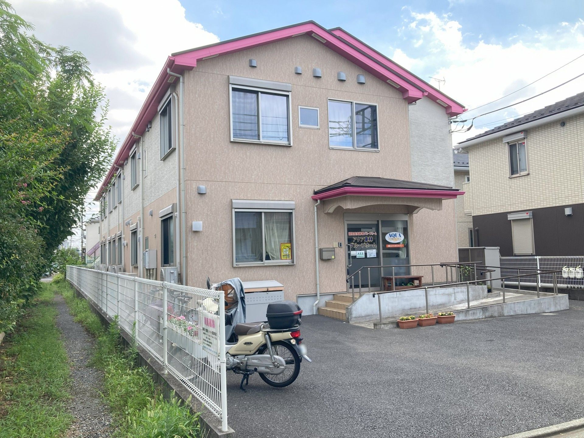 ピンクの屋根が印象的な建物