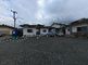 広々とした駐車場の外観