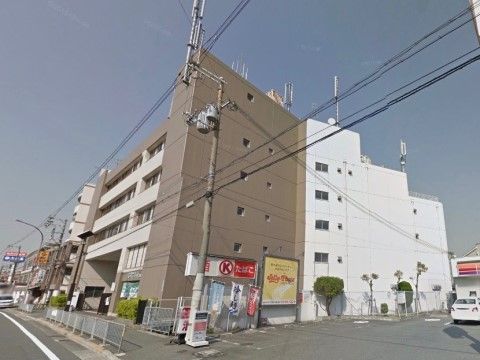 建物のすぐ隣にコンビニが立地している高層建築の施設