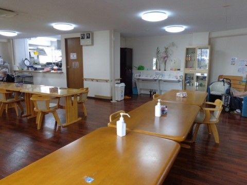入居者様や来訪者様がリラックスして過ごせる広々とした空間である。木調のテーブルや椅子が温かみを与えている。