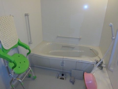 手すりやシャワーチェア、滑り止めシートが完備され、安全に配慮されている。浴槽も広く、ゆったりと入浴できる。