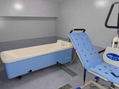 寝たままでも安全に入浴できる浴槽が設置されている。入居者様のお体の状態に合わせた方法で個別に入浴ができる。