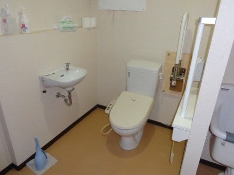 余裕のある空間で、清潔感がある。壁面の手すりに加え、可動式の手すりもあるため、必要に応じて使用できる。