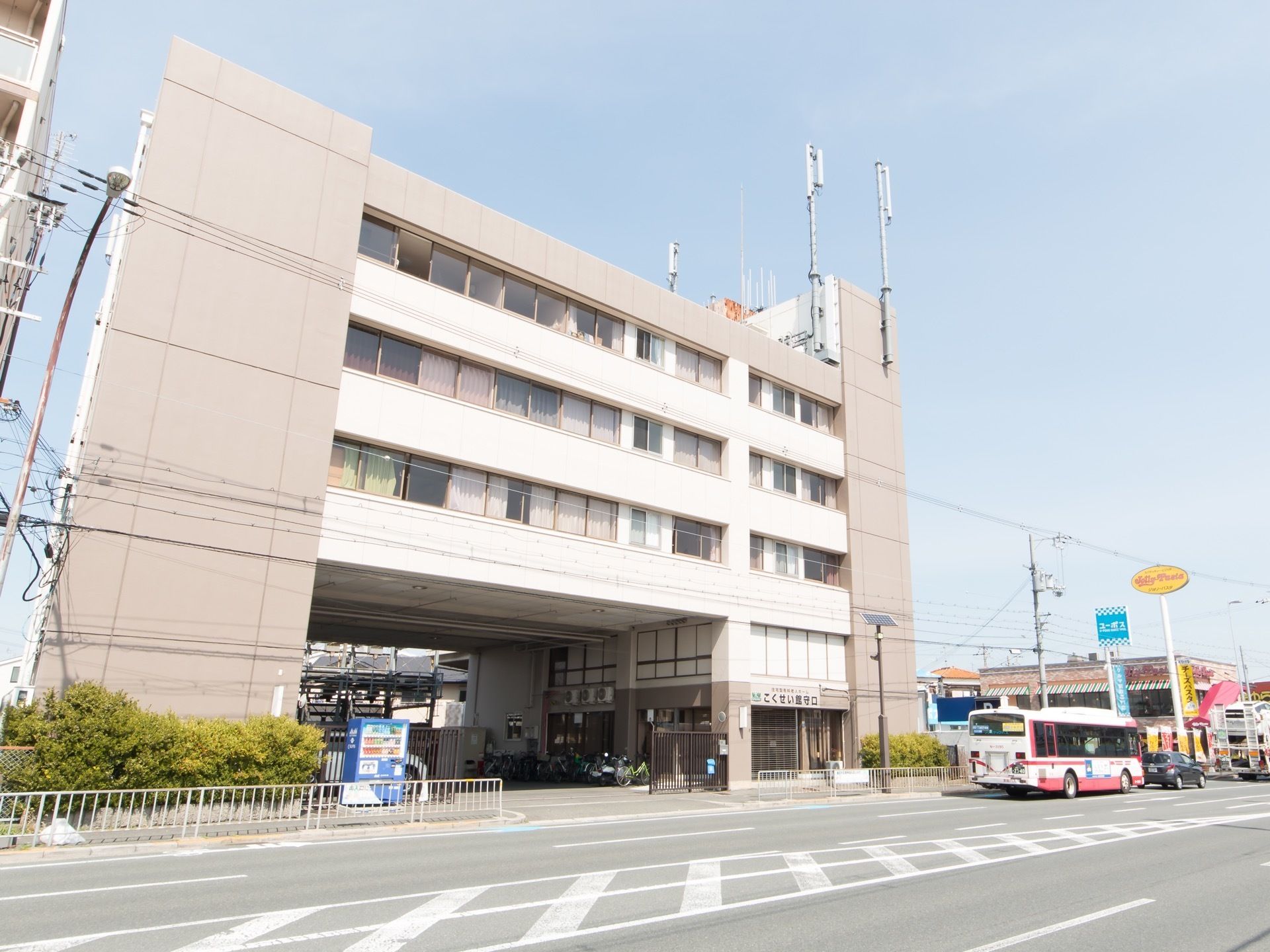 ５階建ての施設で、壁が白と薄いグレーに塗られた施設である。施設前はバスが通る大通になっており、飲食店が並んでいる。