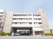 施設は近隣で一番大きい通りに面している。建物の１階部分に駐車場と自動販売機を備えている。入口に大きな看板を設置している。