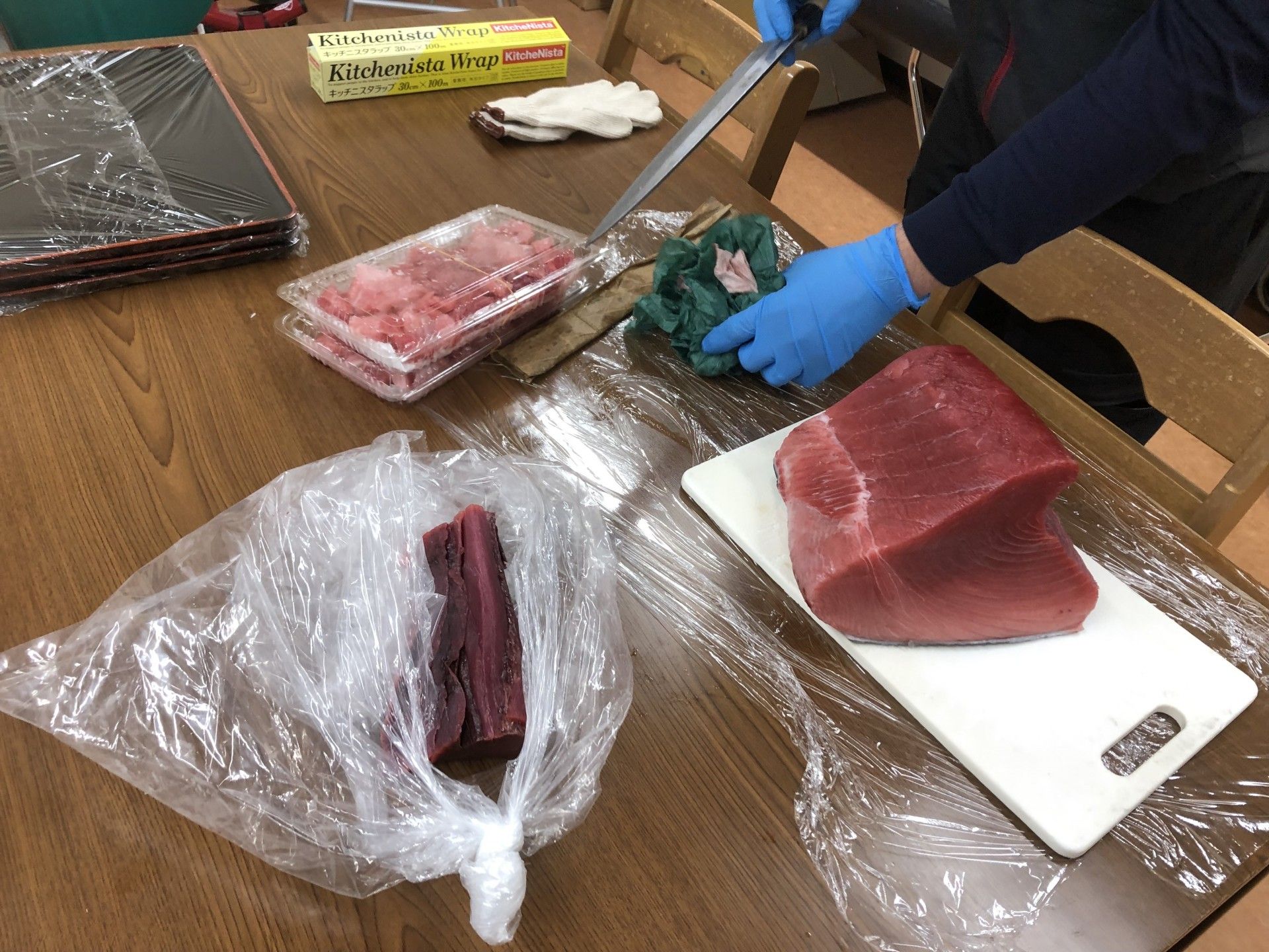 新鮮な食材を準備中の厨房