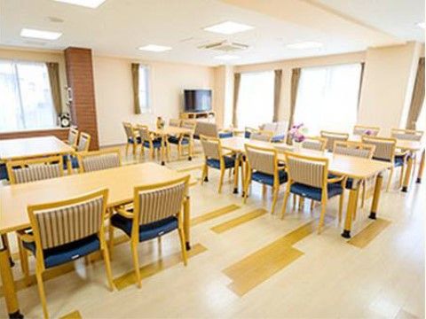 多く設置された窓が開放感を与える、明るい印象のリビング。お食事や入居者様同士のご交流もお楽しみいただける。