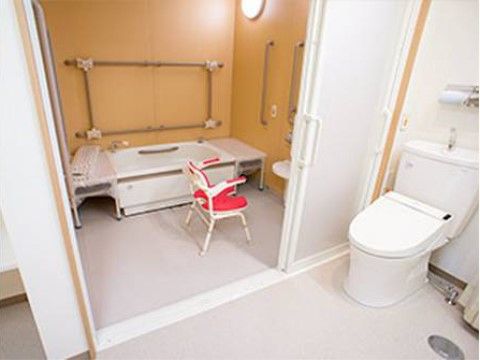プライバシーに配慮した個別浴室。手すりもいたる所に設置され転倒防止対策がされている。シャワーチェアもあり、安心してご利用いただける。