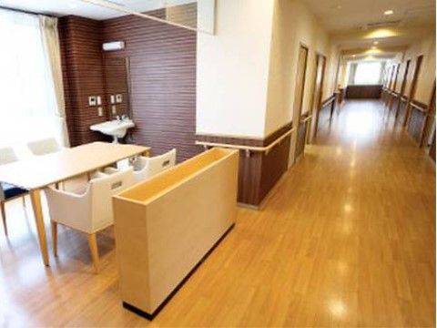 落ち着いた色合いの家具で統一された、カフェのような落ち着きのある談話スペースである。来訪者様ともここで談話を楽しめる。