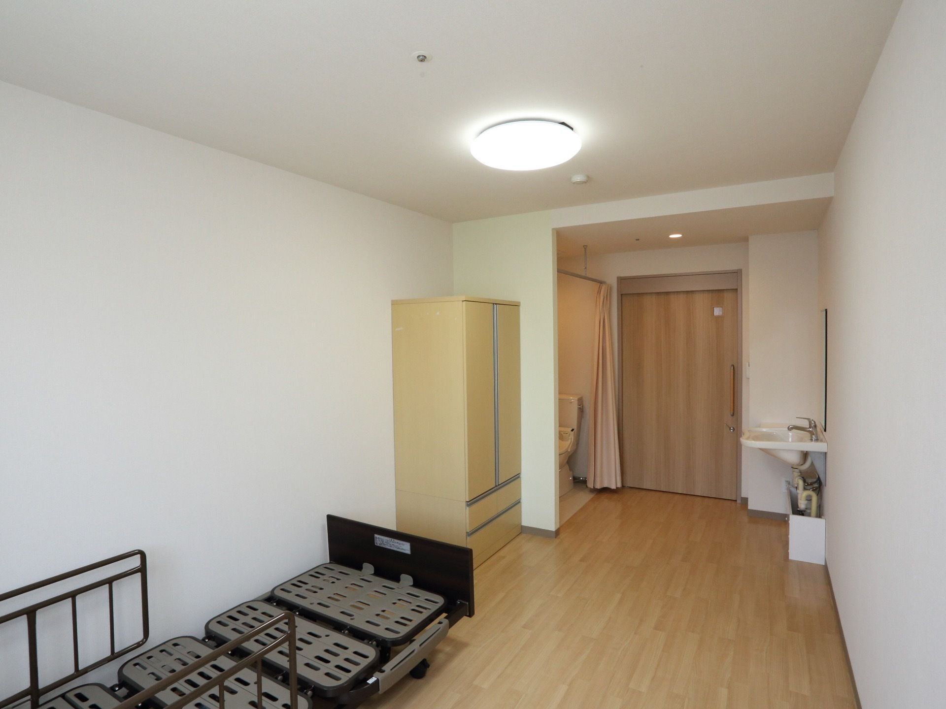 内装色が白基調の明るい個室であり、流しとトイレが設置され便利に利用できる。クローゼットを置いても見通しが良い作りとなっている。