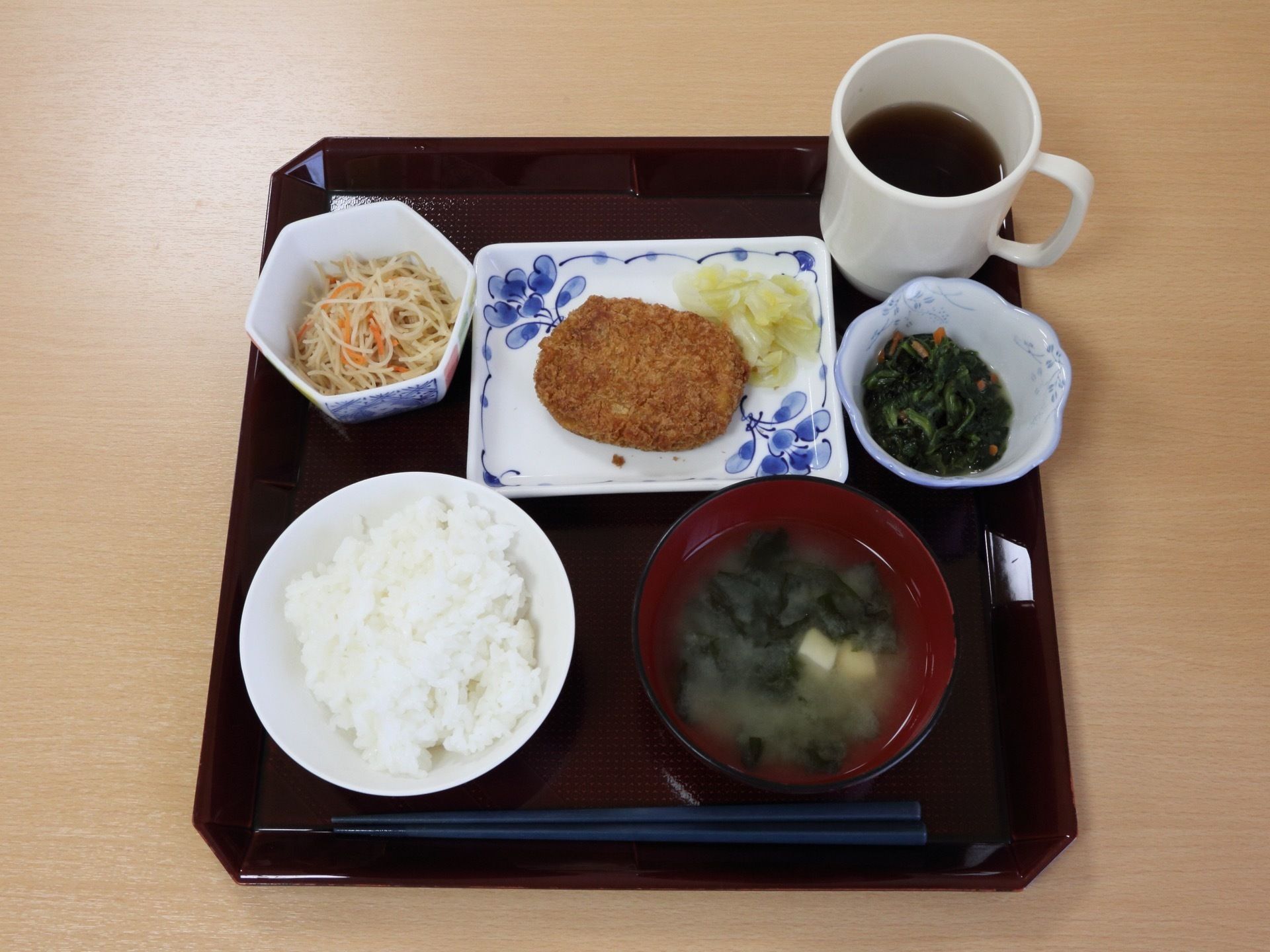 お盆に白い器が無理なく載せられており、栄養バランスが考慮された食事が提供されている。入居者様の大切なそして楽しい時間となっている。