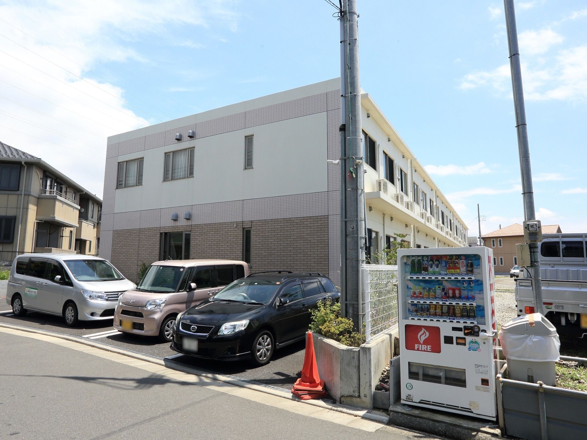 施設は二階建てである。柔らかい色味の外壁で、住宅街の中に馴染んでいる。施設の裏は空き地となっている。