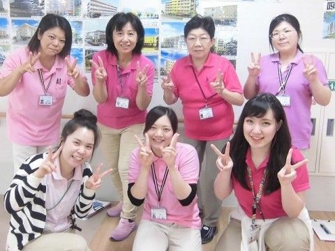 ピンク系統のポロシャツで統一している、７人の女性スタッフ