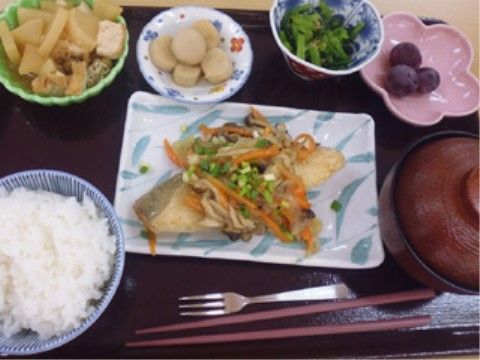 野菜のあんかけがかけられた魚の煮つけがメインの食事
