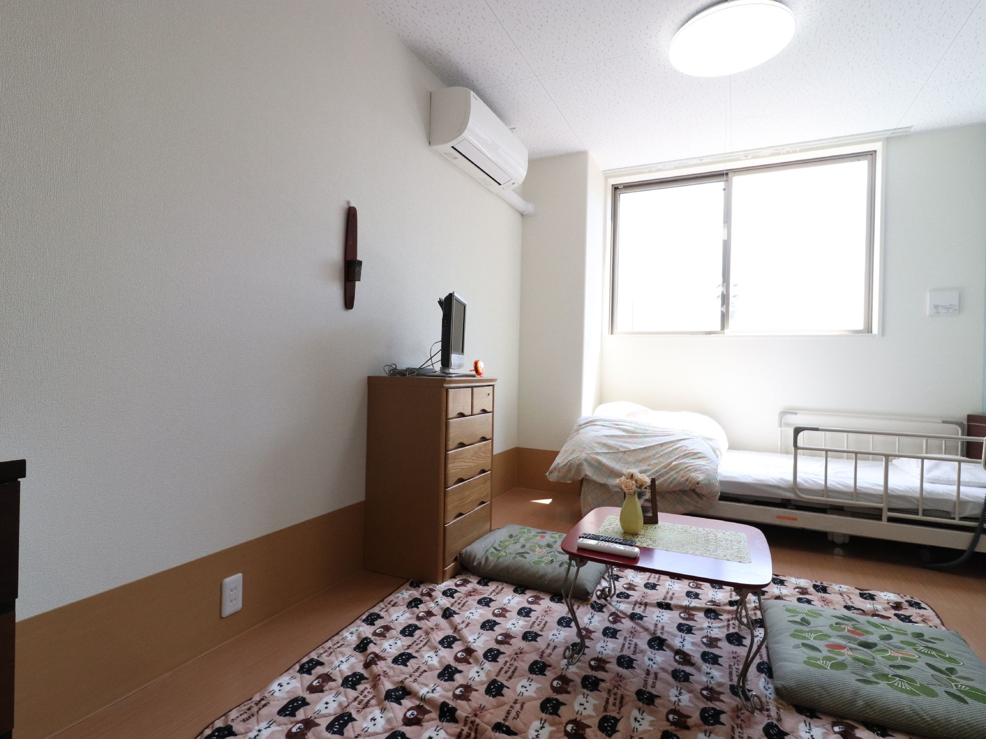 利用者様の居室の様子。2、3階は特定施設、4回はショートステイとなっている。居室は全室個室となっている。フローリング、エアコン完備である。