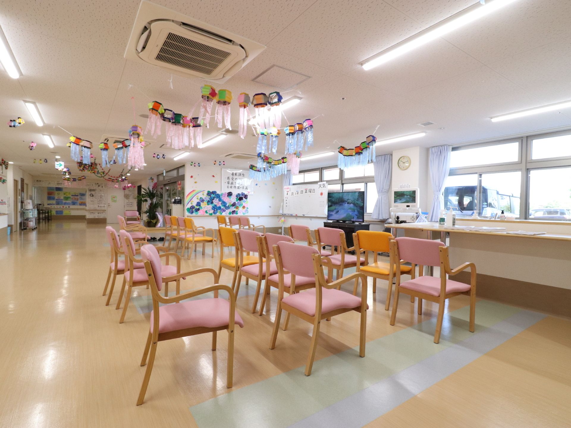 天井に紙で作られたぼんぼりがたくさんぶら下がっている広間