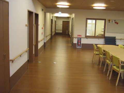 エントランスは明るく広い設計になっている。壁には全面的に手すりが取り付けられており、安全に移動ができる。