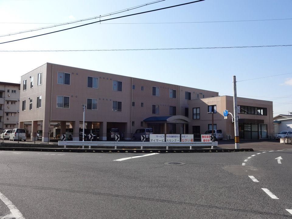 訪問介護とデイサービスを併設した3階建ての施設である。個室や2人部屋を提供し、ご利用いただきやすい料金プランを提示している。