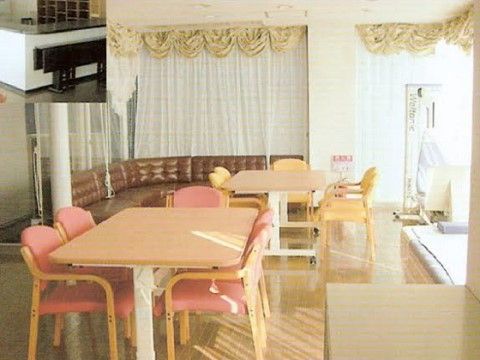 白木の床の上に、ダイニングセットが置かれている。椅子は淡いピンク色の座面でインテリアは全体に可愛らしい色使いである。