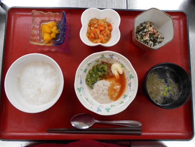 おかゆと味噌汁、食べやすく刻んだおかずとデザート